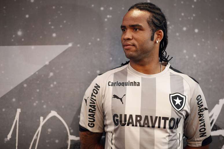 Carlos Alberto em apresentação de quarta camisa do Botafogo 