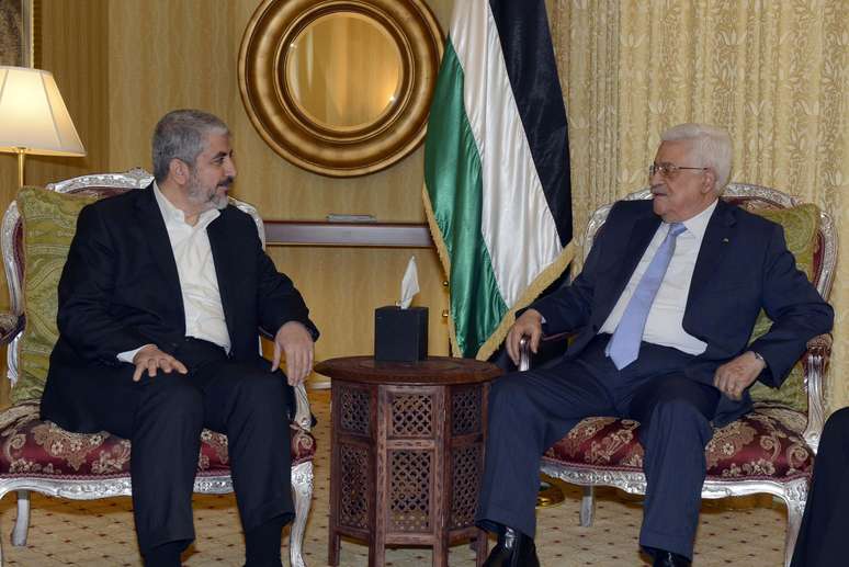 <p>O presidente palestino, Mahmoud Abbas (&agrave; direita),&nbsp;se re&uacute;ne com o l&iacute;der do Hamas, Khaled Meshaal, em Doha, em 21 de julho</p><p>&nbsp;</p>