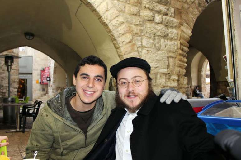 Foto de 2012 mostra o rabino Asher Hecht, com o soldado americano Nissim Sean Carmeli, à esquerda, em Jerusalém