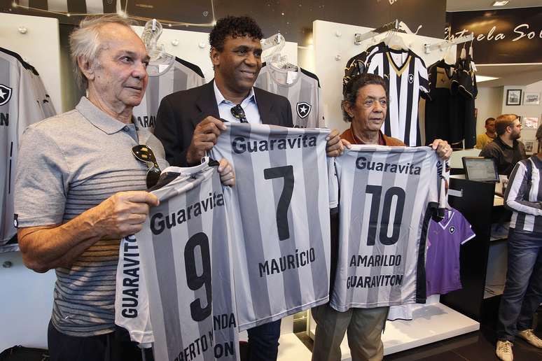 Amarildo, Roberto Miranda e Maurício posam com quarta camisa do Botafogo