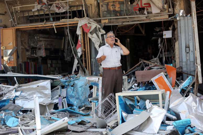 <p>Iraquiano inspeciona os escombros de sua casa, ap&oacute;s um&nbsp;ataque jihadista em Bagd&aacute;, no &uacute;ltimo s&aacute;bado, 19 de julho</p>