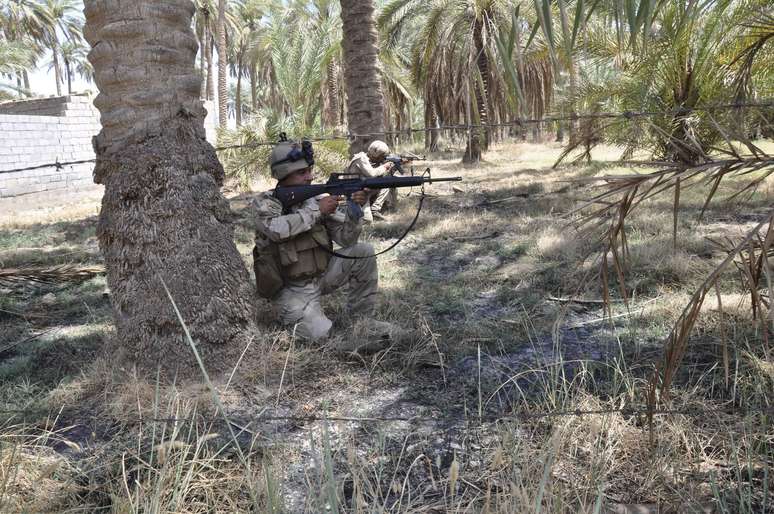 <p>Membros das for&ccedil;as de seguran&ccedil;a iraquianas tomam suas posi&ccedil;&otilde;es durante uma patrulha na cidade de Jurf al-Sakhar, ao sul de Bagd&aacute;</p>