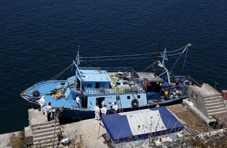 Barco pesqueiro com corpos de imigrantes é resgatado pela Marinha da Itália 