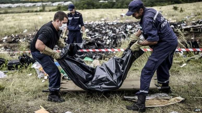 <p>Um avi&atilde;o transportando os primeiros 20 corpos de v&iacute;timas malaias do voo MH17 da companhia Malaysia Airlines na Ucr&acirc;nia decolou nesta quinta-feira de Amsterd&atilde; para Kuala Lumpur</p>