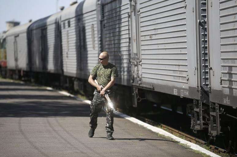 <p>Militante separatista pró-Rússia monta guarda em uma estação ferroviária na cidade de Torez, no leste da Ucrânia; instabilidade na região leva alemães a sonharem com Copa de 2018</p>
