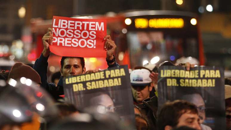 Cerca de 100 pessoas pediram a libertação de ativistas presos durante protestos em São Paulo e no Rio de Janeiro. O ato ocorreu na início da noite desta segunda-feira no vão do Masp, na avenida Paulista