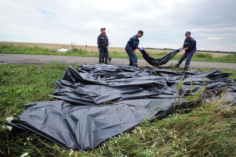 Corpos de vítimas são vistos em território ucraniano após queda de avião malaio