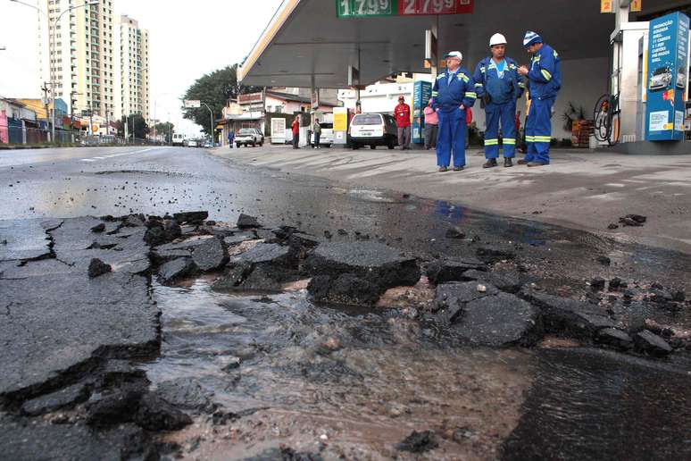 O vazamento provocou a interdição parcial da avenida Interlagos