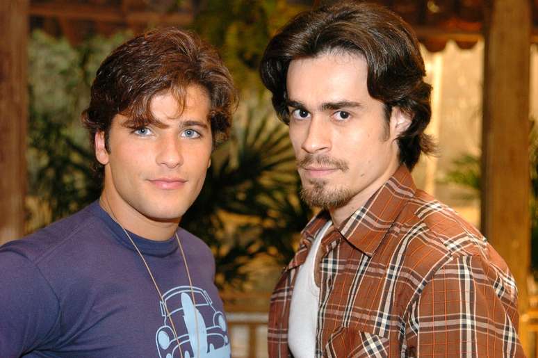 <p><strong>América (2005)</strong> Depois de criar muito lenga-lenga entre Sol (Deborah Secco) e Tião (Murilo Benício), Glória Perez decidiu que os protagonistas de <em>América</em> não deveriam terminar a novela juntos e decepcionou parte do público. O mais frustrante, no entanto, ficou com um dos núcleos secundários. Eron Cordeiro e Bruno Gagliasso chegaram a gravar uma cena em que seus personagens se beijavam, mas ela foi cortada na edição final. O relacionamento entre os dois, então, ficou apenas subentendido (o que deixou o posto de primeiro beijo gay da emissora reservado para Mateus Solano e Thiago Fragoso anos depois em <em>Amor à Vida</em>).</p>