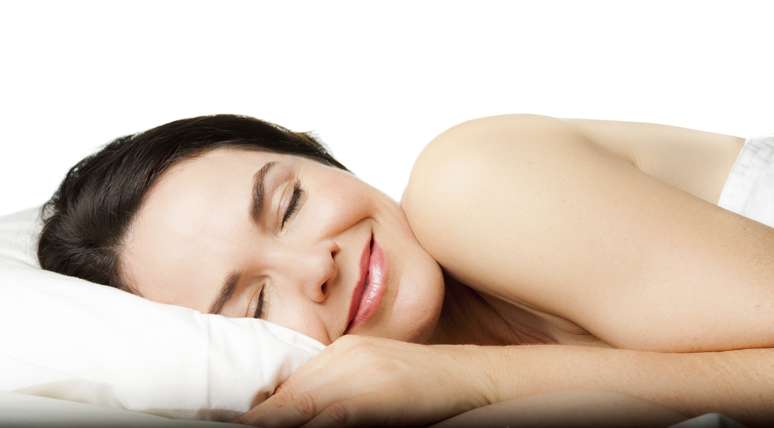 <p>O estudo sugere que pessoas que dormem nuas, ou sob um edredom mais fino, podem estar fazendo um bem para o próprio peso</p>