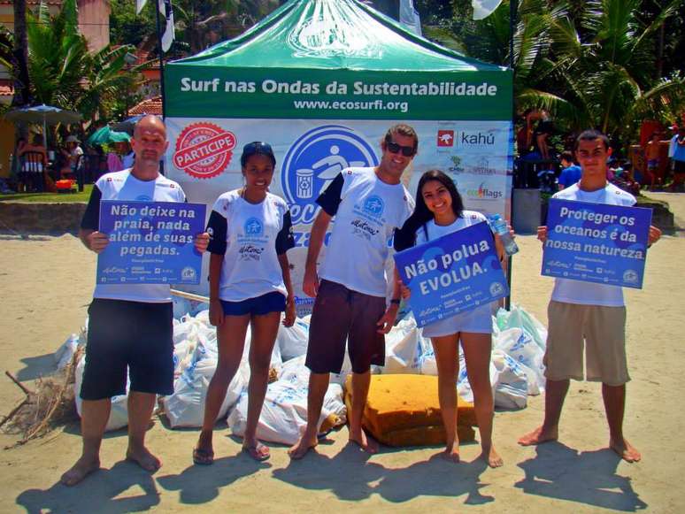 Surfistas e voluntários promovem a limpeza de uma das praias na cidade de Itanhaém, em São Paulo. Há 14 anos, a Ecosurf visa à preservação das praias, mares e oceanos aliada a prática sustentável do surfe