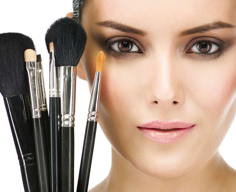 Além de colorirem o rosto e cobrirem imperfeições, as maquiagens também podem ajudar no combate  à oleosidade, desidratação, flacidez e acne 