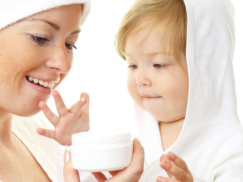<p>Feitos exclusivamente para proteger a cútis sensível e delicada dos bebês, alguns produtos infantis são capazes de devolver a aparência jovial da pele madura, eliminando de vez os sinais provocados por agentes externos</p>