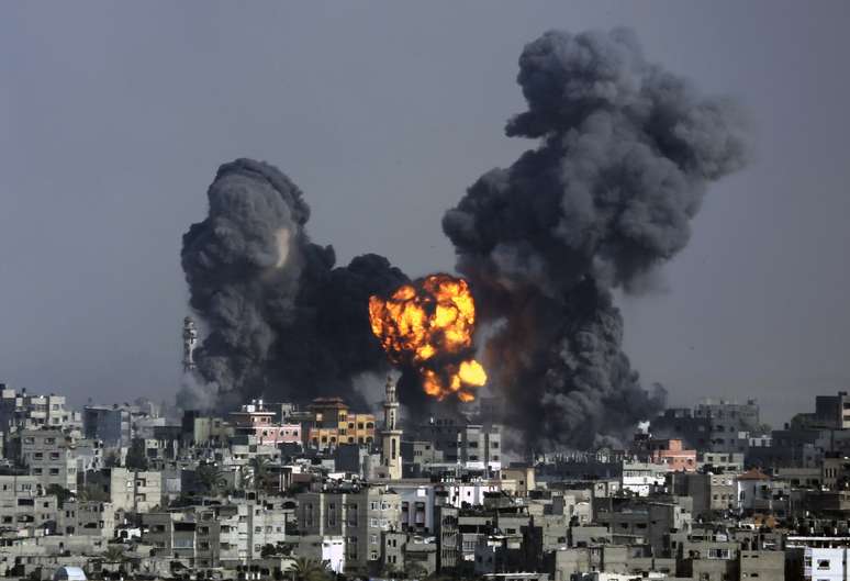 <p>Faixa de Gaza é alvo de ofensiva israelense, em 22 de julho</p>