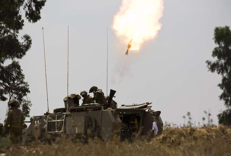 <p>Soldados israelenses disparam&nbsp;um morteiro em dire&ccedil;&atilde;o &agrave; Faixa de Gaza, em 22 de julho</p><p>&nbsp;</p>
