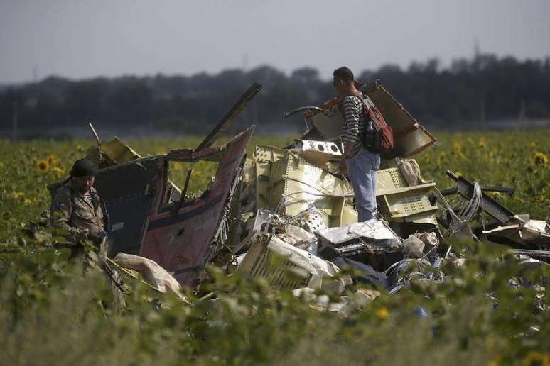Investigador da Malásia inspeciona local de acidente com voo MH17 da Malaysia na Ucrânia nesta terça-feira.