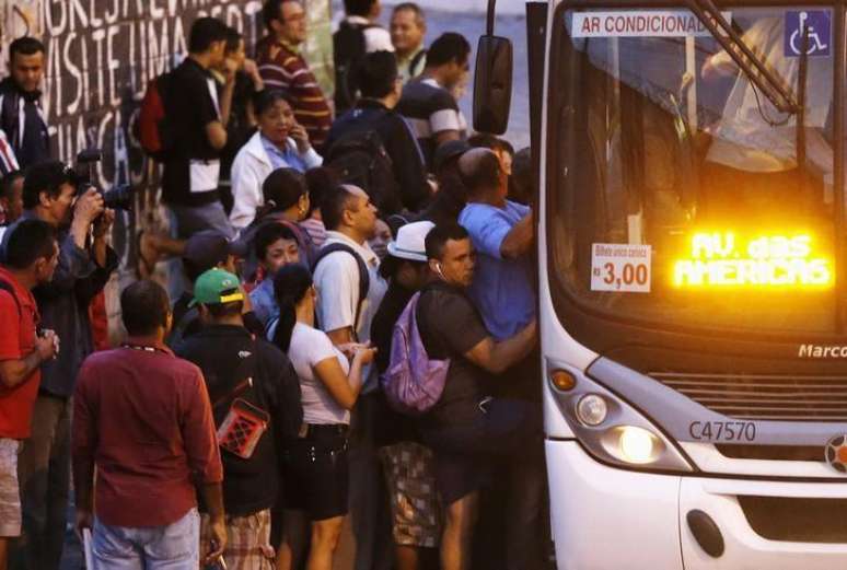 <p>Passagem de &ocirc;nibus no Rio foi de R$ 3 para R$ 3,40 neste s&aacute;bado</p>