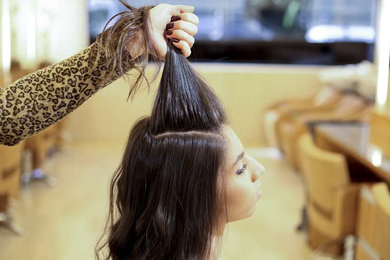 Separe uma parte da frente do cabelo