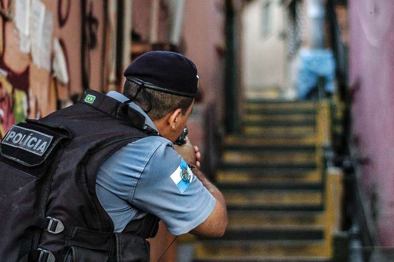 <p>A PM do Rio de Janeiro colocou em treinamento os 980 policias das Unidades de Polícia Pacificadora (UPP) que atuam no Complexo do Alemão</p>