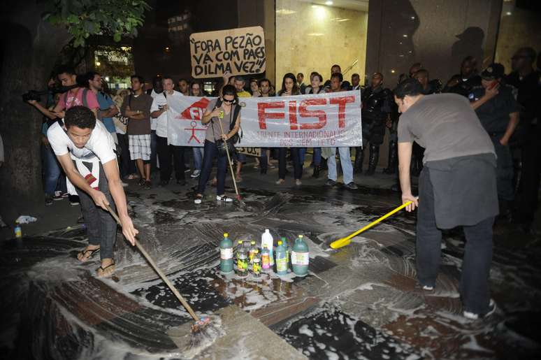Grupo lava a calçada do Tribunal de Justiça do Rio de Janeiro em ato contra a prisão de ativistas