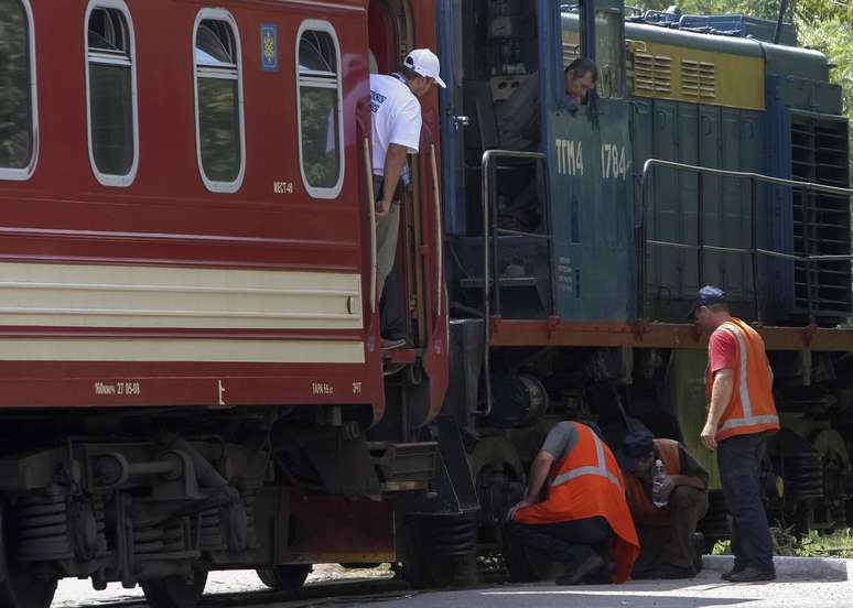 Trem chega à cidade de Carcóvia, na Ucrânia, com os corpos das vítimas do avião malaio que caiu na última quinta-feira