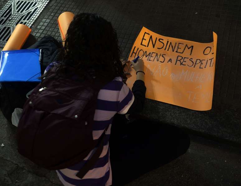 Manifestantes protestam contra a criação de vagões exclusivos para mulheres em trens e Metrô de São Paulo