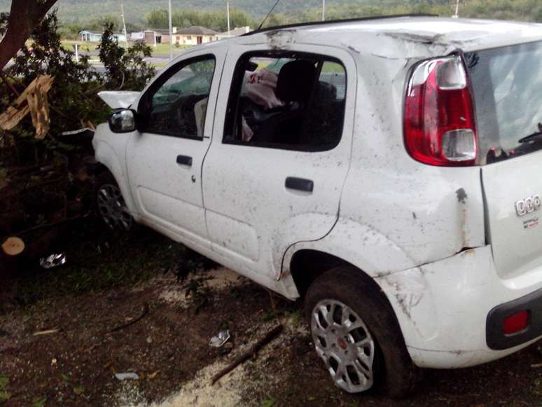 <p>Juiz capotou o autom&oacute;vel Uno que conduzia na BR-101</p>