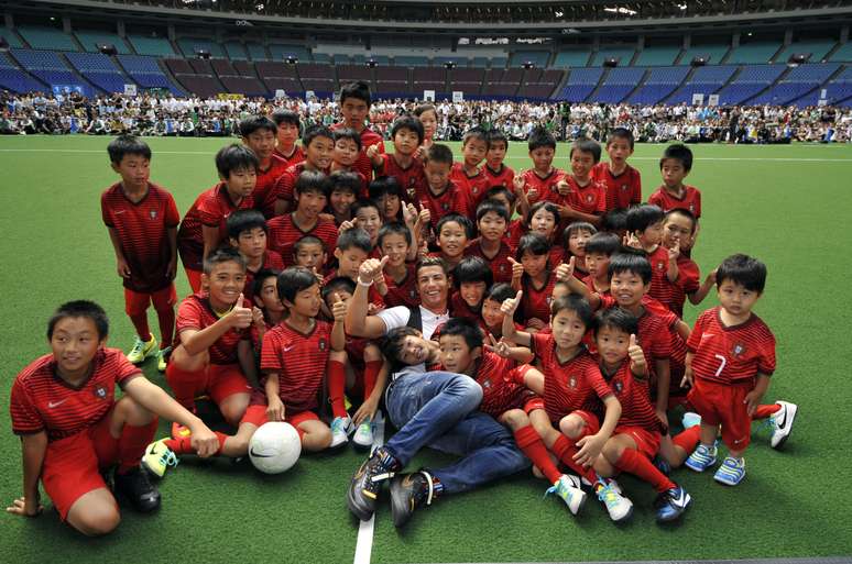 Melhor jogador do mundo, o português Cristiano Ronaldo participou nesta quarta-feira de uma clínica de futebol com crianças na prefeitura de Aichi, em Nagoya, no Japão