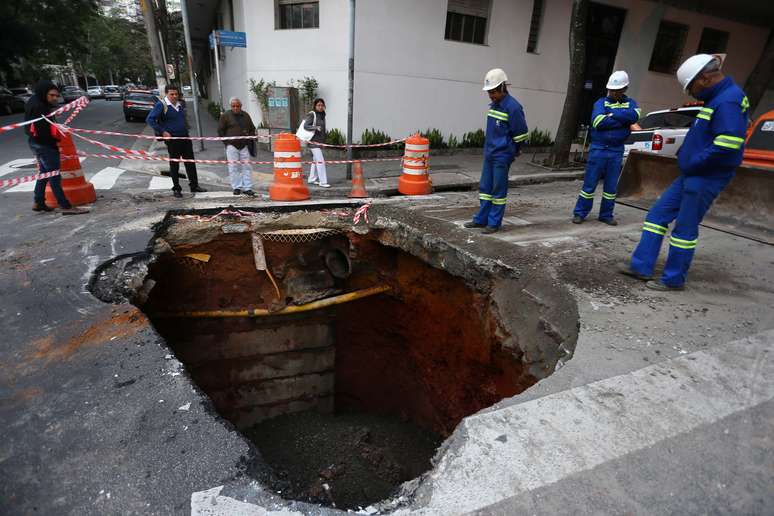 Funcionários da Sabesp trabalham no local