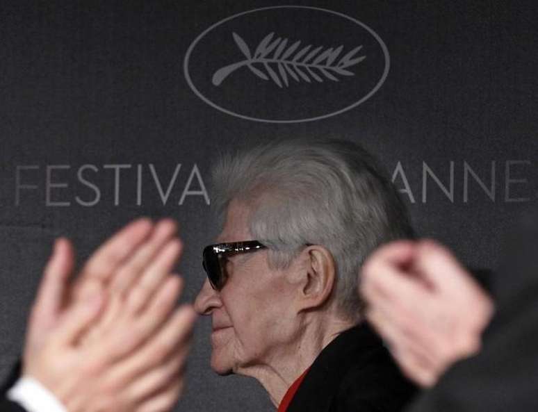 Diretor Alain Resnais é aplaudido no Festival de Cannes, em 2012. 21/5/ 2012.