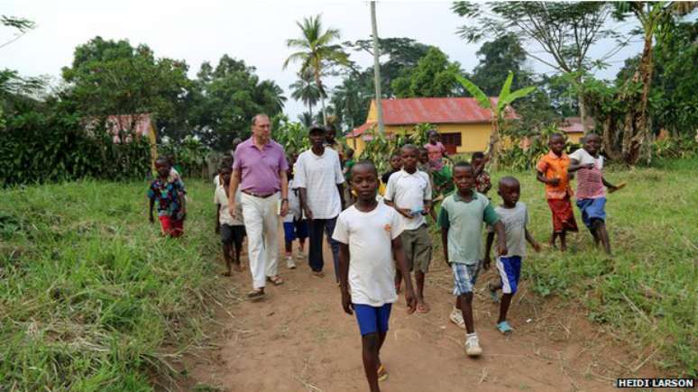 Visita de Piot, em 2014, ao local onde ebola foi descoberto