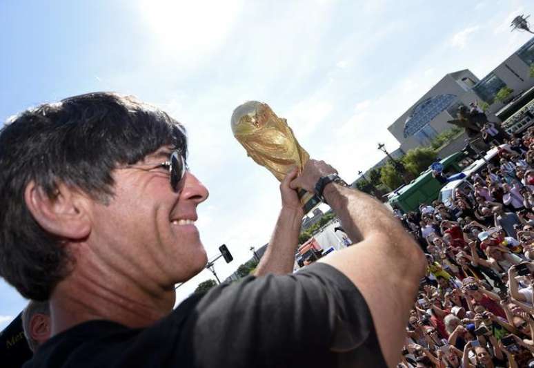 Técnico da seleção da Alemanha, Joachim Loew, comemora conquista da Copa durante festa em Berlim.  15/7/2014.