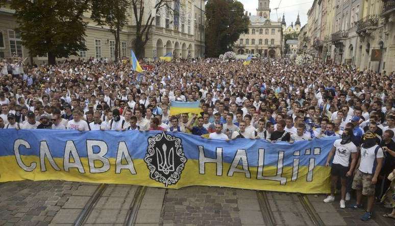 <p>Torcedores do Dynamo Kiev e Shakhtar Donetsk participaram de passeata em prol de uma Ucrânia unida, em Lviv</p>