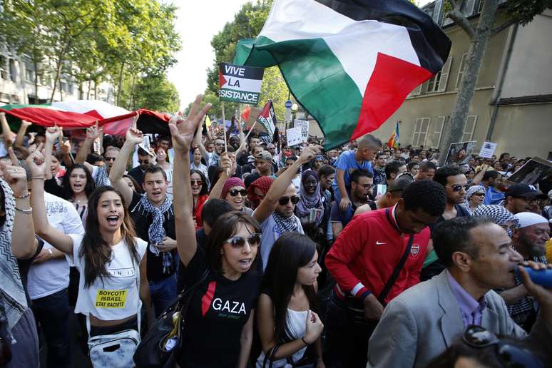 <p>Manifestantes pró-Palestina tomam as ruas de Paris para protestar contra a ofensiva israelense</p>