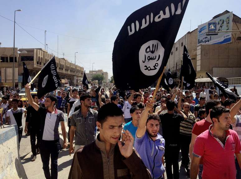 <p>Manifestantes entoam slogans do Estado Islâmico em ruas de <br />Mossul, no Iraque, em 16 de junho</p>