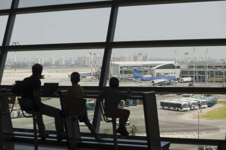 <p>Israelenses esperam para embarcar no Aeroporto Internacional Ben Gurion um dia após a Administração Federal de Aviação dos EUA impor uma restrição a voos para Tel Aviv</p><p> </p>