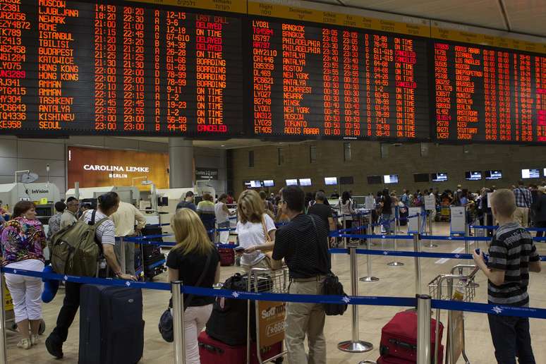 <p>Passageiros aguardam na fila de controle de segurança antes de partir do Aeroporto Internacional Ben Gurion, em Tel Aviv, em 22 de julho</p><p> </p>