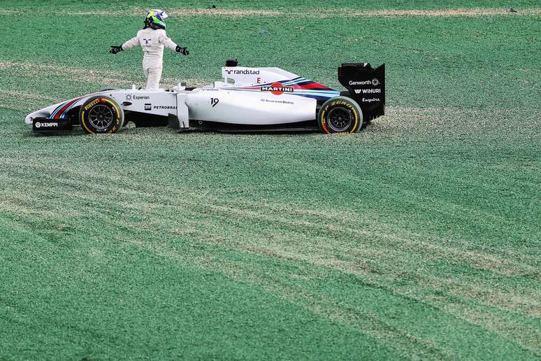 Na primeira corrida do ano, Massa abandonou ao ser atingidou por Kobayashi na primeira curva