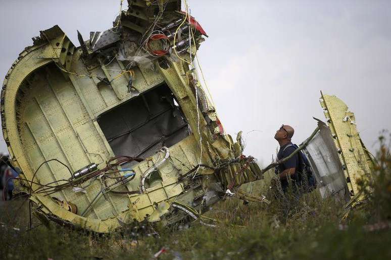 Investigador da Malásia inspeciona local de queda de avião na Ucrânia.