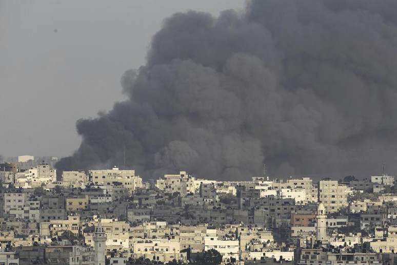 <p>Fumaça é vista durante ofensiva israelense em Gaza nesta quarta-feira</p>