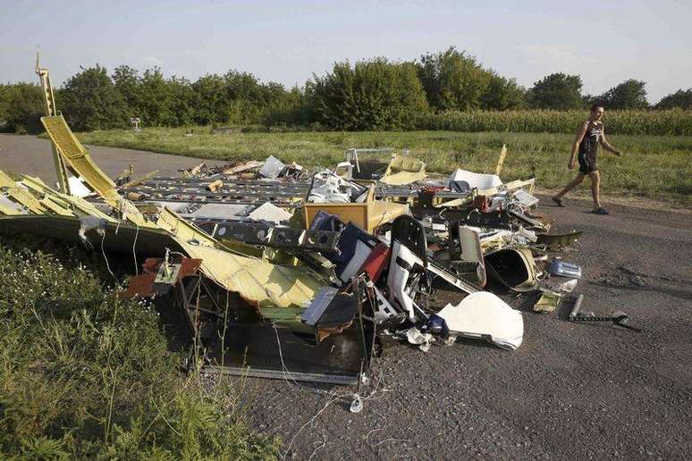 <p>Destroços no local onde o avião da Malaysia Airlines caiu, perto do vilarejo de Petropavlivka, na região de Donetsk</p>