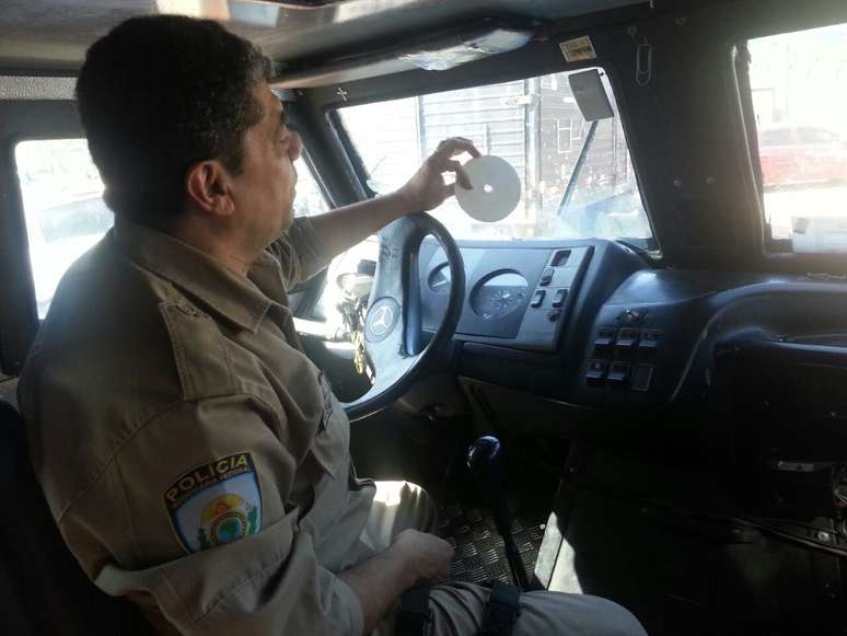 Agente aponta a ausência do disco de tacógrafo no carro-forte