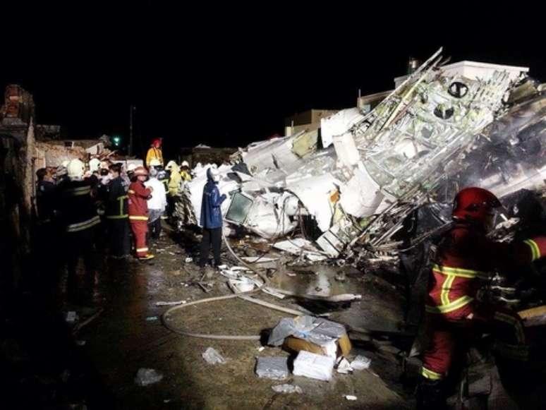 <p>O avi&atilde;o, de 72 lugares, levava 50 adultos e quatro crian&ccedil;as, al&eacute;m da tripula&ccedil;&atilde;o e caiu na regi&atilde;o de Taiwan, nesta quarta-feira, 23 de julho</p>