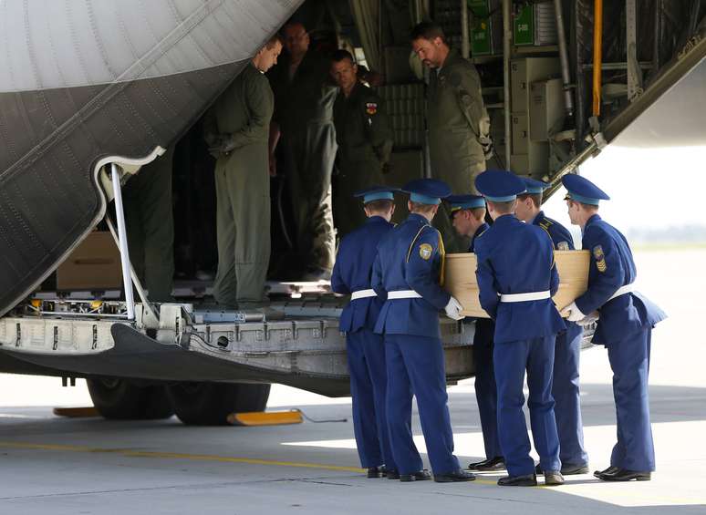 Após um minuto de silêncio, militares transportaram os primeiros caixões e os colocaram em um dos dois aviões Hércules C-130
