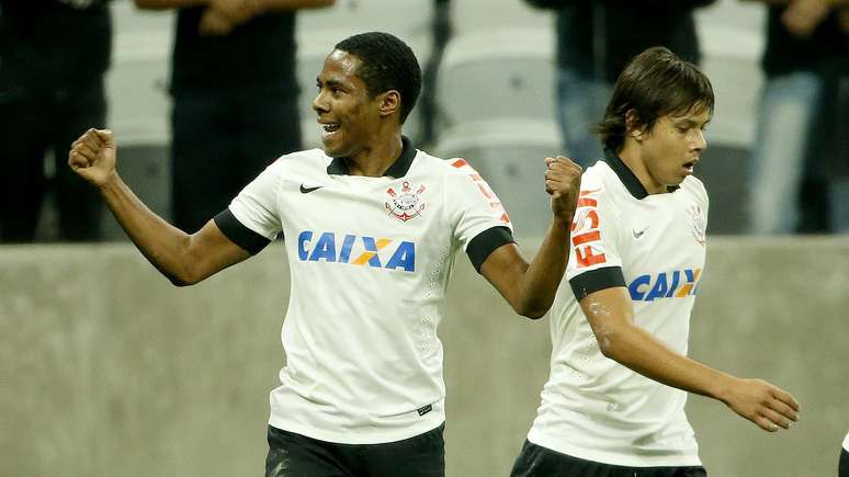 Elias vibra com o primeiro gol marcado contra o Bahia pela Copa do Brasil