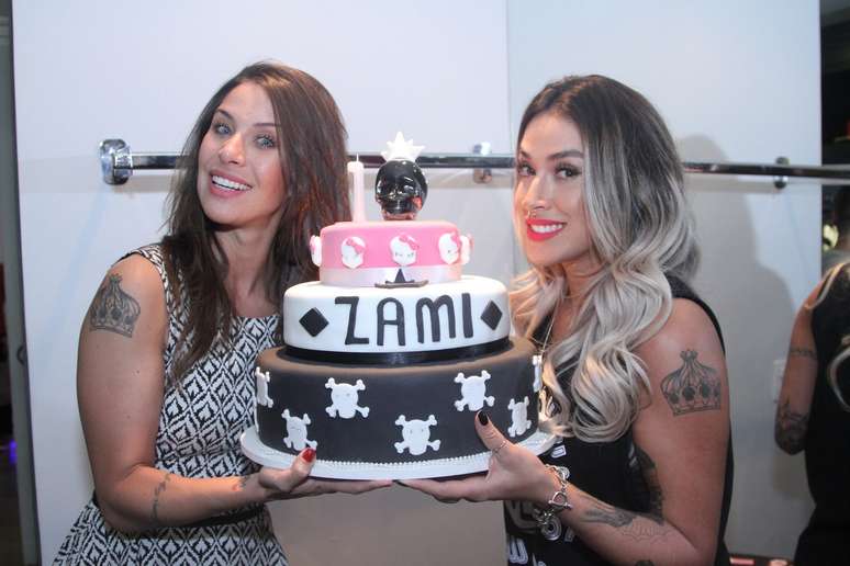 <p>As ex-panicats Dani Bolina e Lizi Benites, donas da loja Zani, comemoraram um ano da marca na noite de quarta-feira (22) em Moema, São Paulo. Para o evento</p>