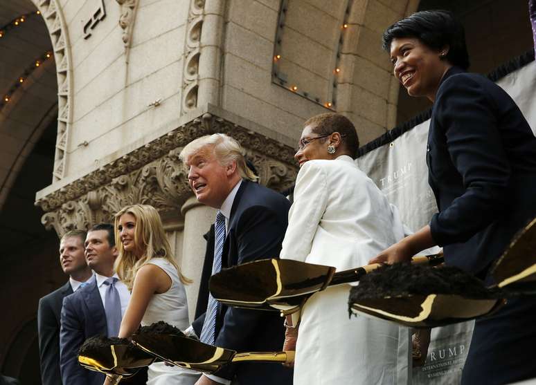 Donald Trump e seus filhos dão início à construção de mais um hotel da rede familiar em Washington (EUA) com pás banhadas a ouro
