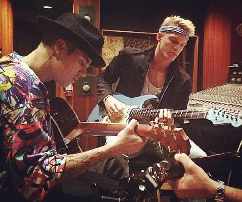 <p>Bieber e Cody Simpson no estúdio</p>