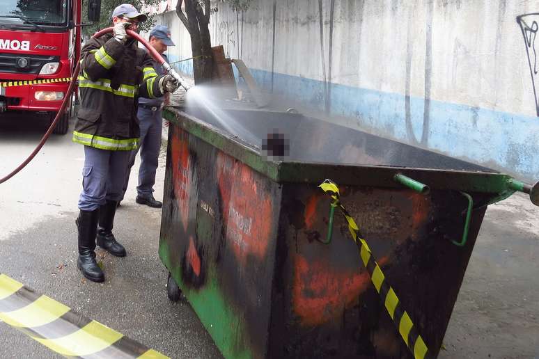 Bombeiros apagaram o fogo dentro da caçamba