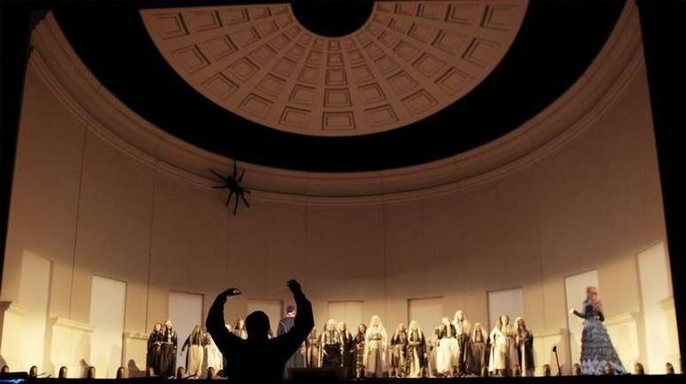 O maestro Riccardo Frizza conduz a orquestra durante um ensaio com figurino da ópera "Armida" no Metropolitan Opera, em Nova York, em 2010. 09/04/2010